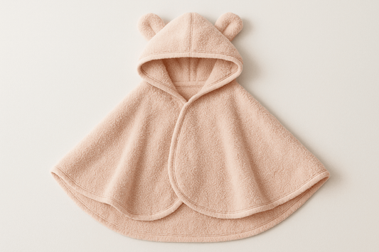 Cape de bain : le cadeau parfait pour envelopper bébé de douceur après le bain