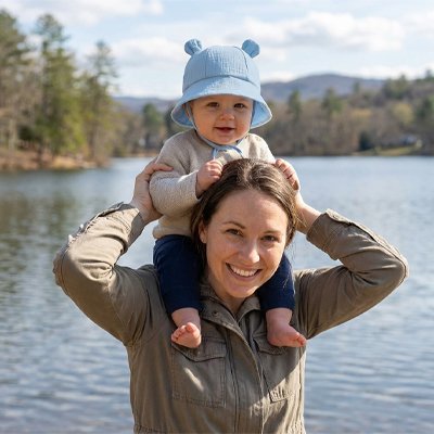 Bob bebe bleu et bébé sur epaule maman