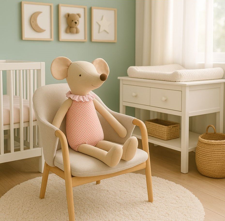 Doudou souris souribou rose dans le salon