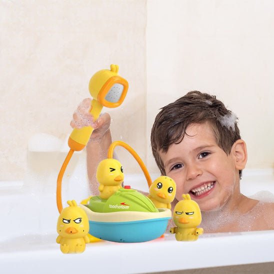 jouet baignoire pour bebe le canard avec petit garçon