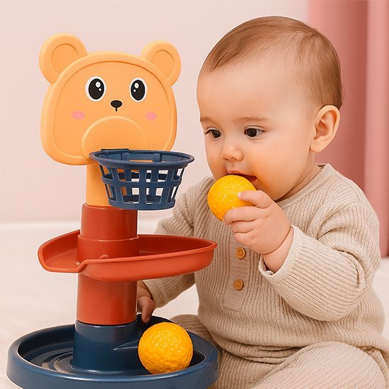 jouet bebe toboggan a balles avec bébé qui tien une balle