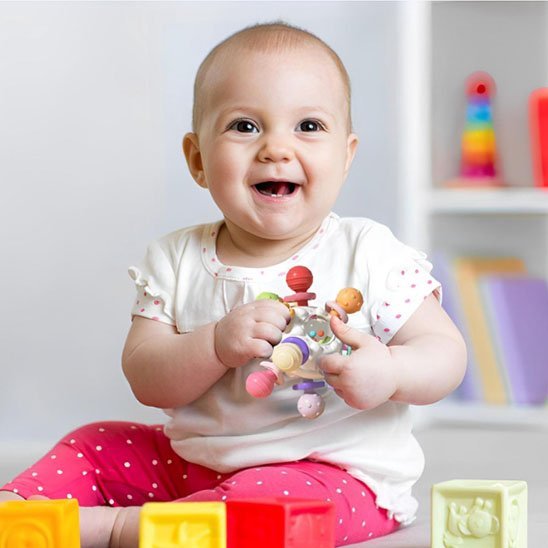 jouet bébé dans les main de bébé