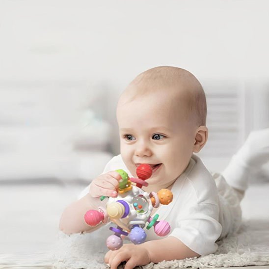 jouet bébé dans le lit avec bébé