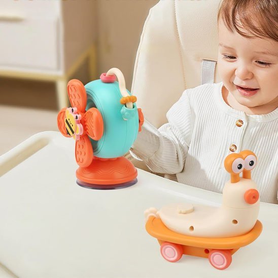 Jouet pour bébé escargot joue avec bébé sur une chaise haute