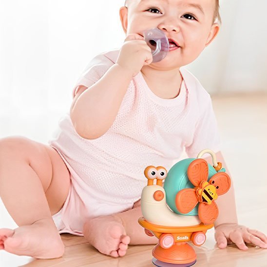Jouet pour bébé escargot et bébé dans le salon