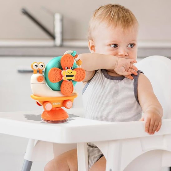 jouet pour bebe escargot sur la chaise haute