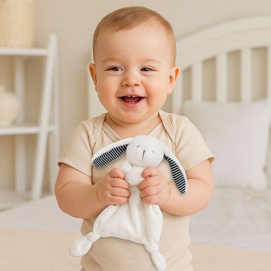 lapin doudou joue avec bebe
