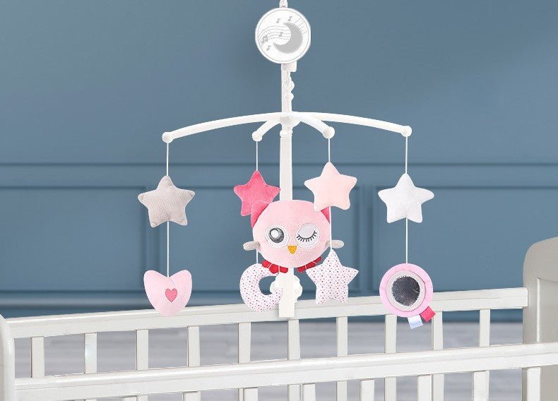 mobile bebe raton hibou rose dans le lit