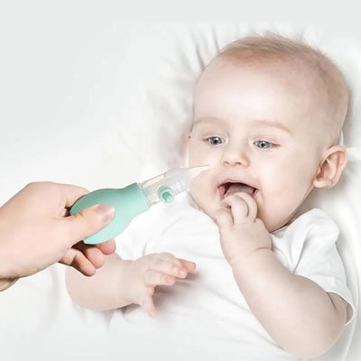 Mouche bébé avec maman et bébé