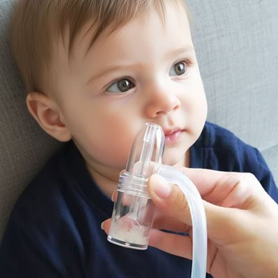 Mouche bébé manuel mouche nez petit garçon