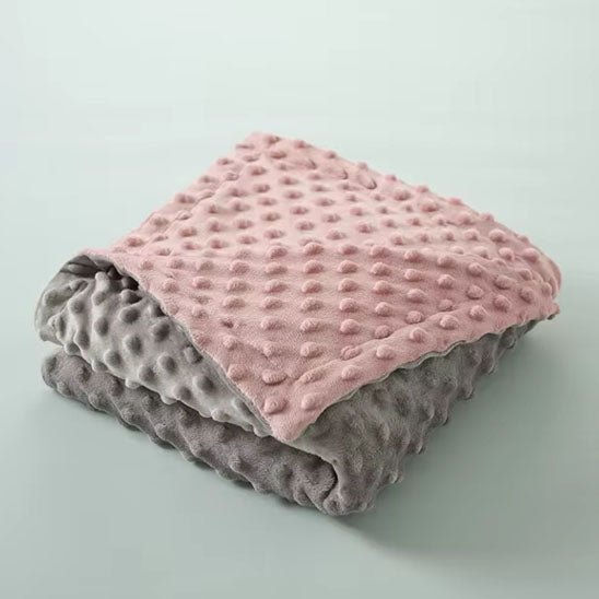 Plaid pour bébé polaire rose et gris pliee