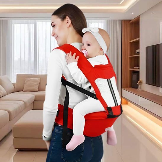porte bebe ergonomique rouge sur le dos de maman