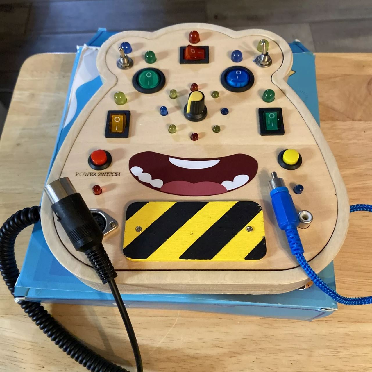 Tableau Montessori - BusyBoardCircuit™ - Visage - Joujoux Bebe