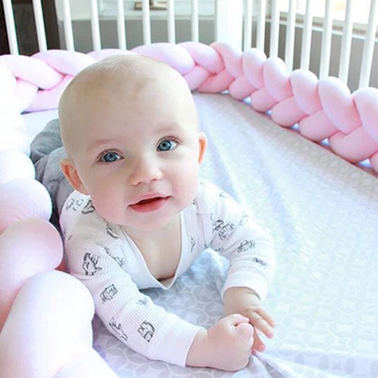 tour de lit tresse rose avec bebe