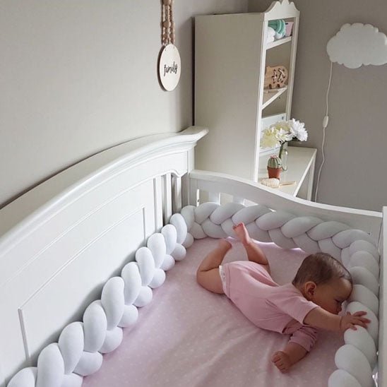 tresse de lit bebe blanche et bebe dans le lit