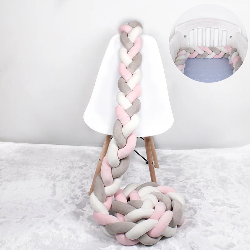 tresse de lit bébé rose gris blanc sur une chaise