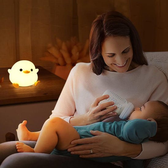 veilleuse bebe canard avec maman et bebe qui prend biberon