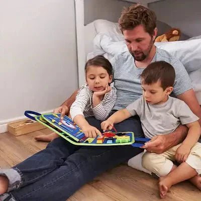 papa et enfants joue avec jouet montessori