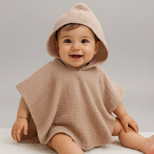 bebe qui porte une cape de bain