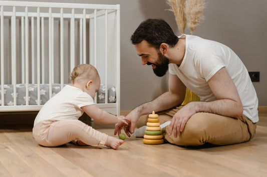 papa et bébé joue a un jeux sensoriel