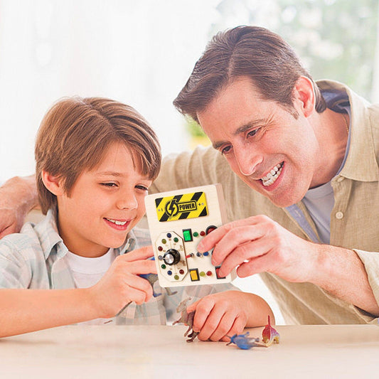 papa et enfant joue avec un busy board