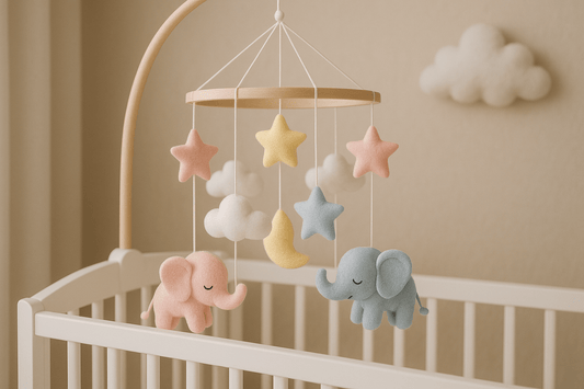 Tout pour un bon sommeil de bébé : mobile, doudou, ciel de lit et veilleuse
