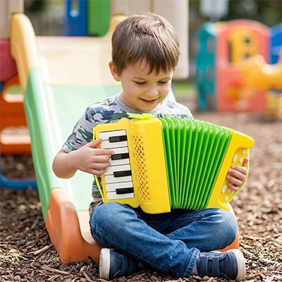 Accordéon enfant jaune joué par un garçon