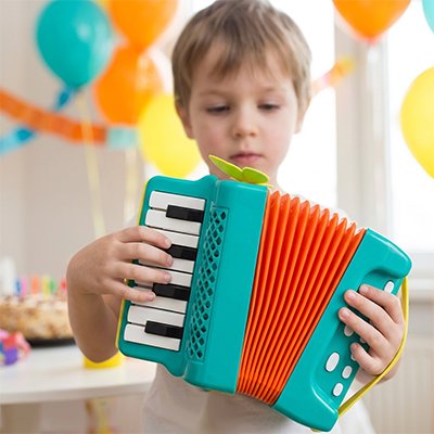 Accordéon enfant vert avec garçon et ballons