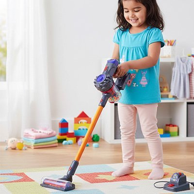 Aspirateur enfant avec petite fille dans la chambre