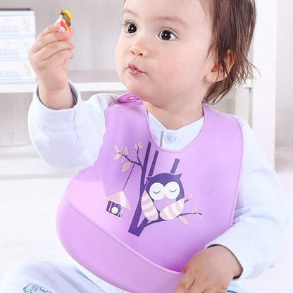enfant mange avec bavoir bebe hibou violet