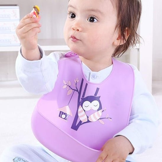 enfant mange avec bavoir bebe hibou violet