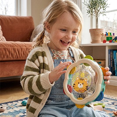 bébé joue tambourin vert jouet sensoriel