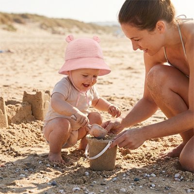 Bob bebe rose avec maman a la plage