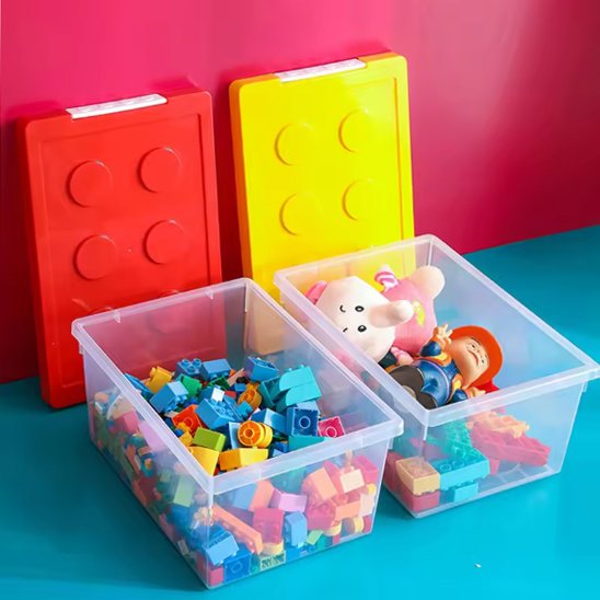 Boîte de rangement plastique ouverte avec couvercles colorés