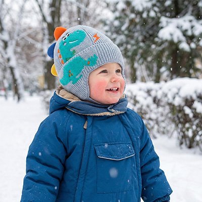 Bonnet bebe dinosaur et bebe dans la neige