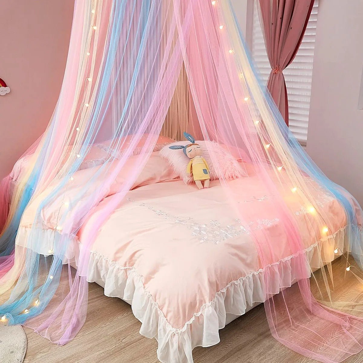 ciel de lit pour fille dans le lit