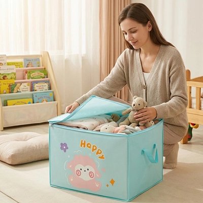 Coffre à jouets enfant déplacé par une maman