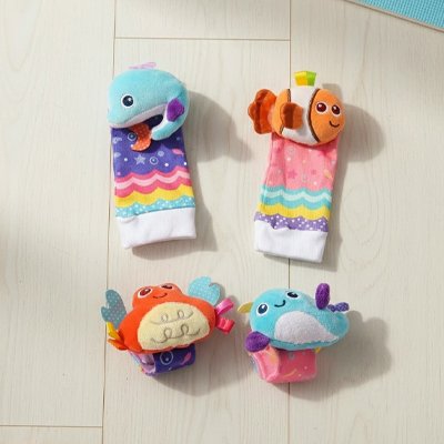 hochet pied main bébé chaussettes et bracelets