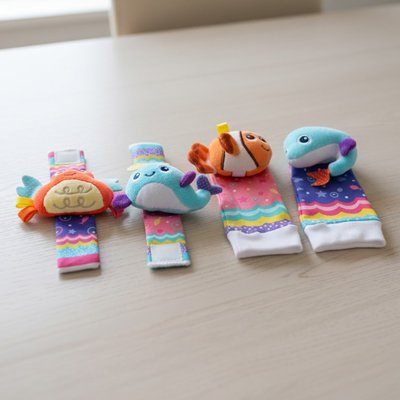 hochet pied main bébé poissons colorés