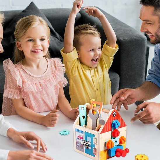 Jeu de construction fille jouant avec outils