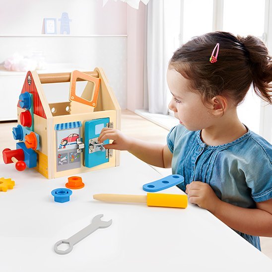 Jeu de construction fille jouant avec outils