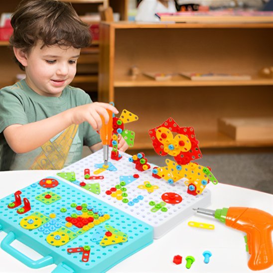 Jeu de construction et enfant dans le salon