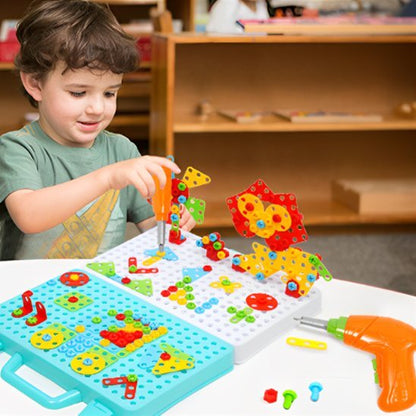 Jeu de construction et enfant dans le salon
