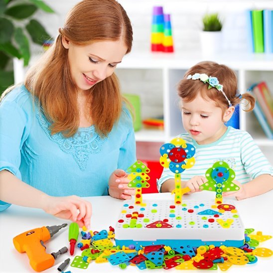 maman et enfant joue au Jeu de construction