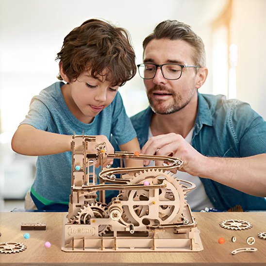 jeu de construction en bois mécanique​ papa et enfant