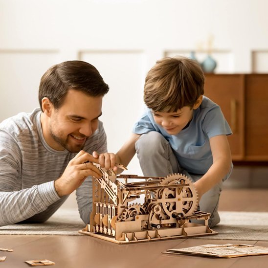 jeu de construction en bois mécanique avec papa et enfant