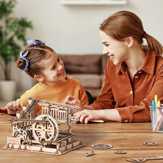 jeu de construction en bois mécanique avec maman et enfant