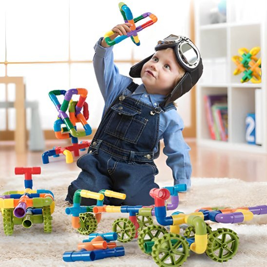 Jeux de construction et enfant content