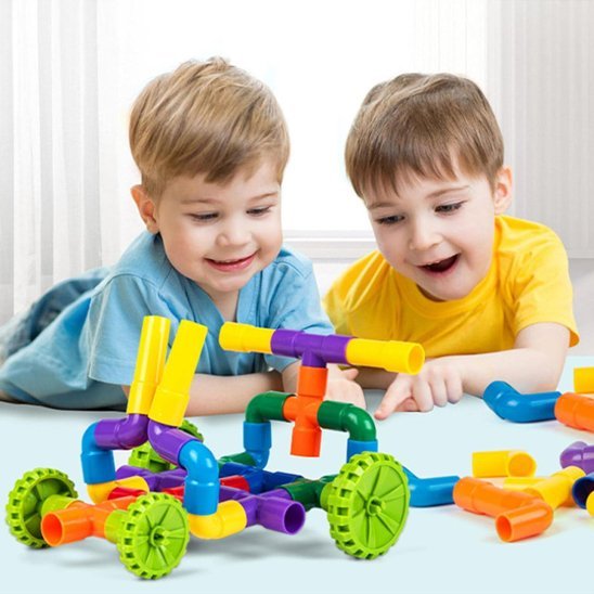 Jeux de construction  avec deux freres