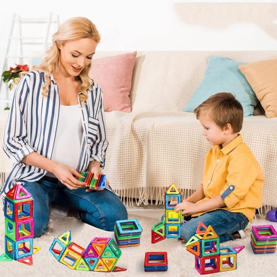 Jeu de construction magnétique avec maman et fils